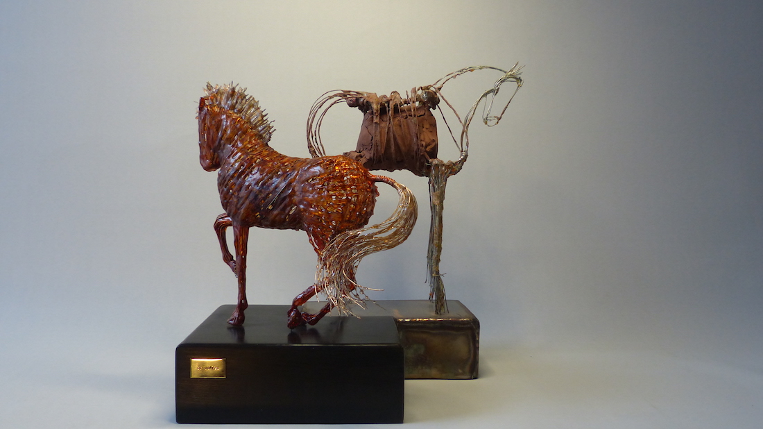 Wire horses - pair of opposites amber horse front side